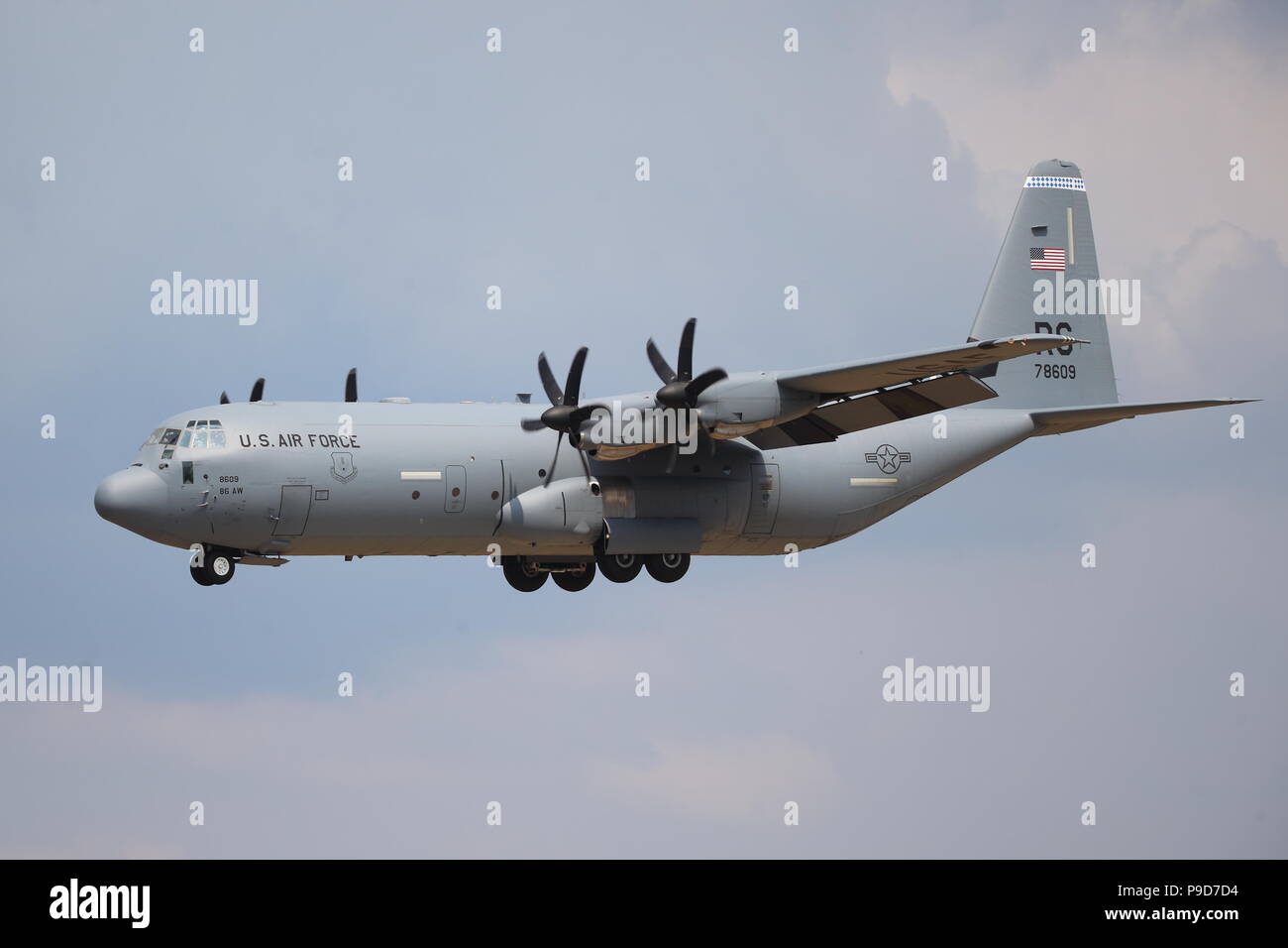 Eine Lockheed Martin C-130J Hercules auf der Farnborough International Airshow 2018, Farnborough, Großbritannien Stockfoto