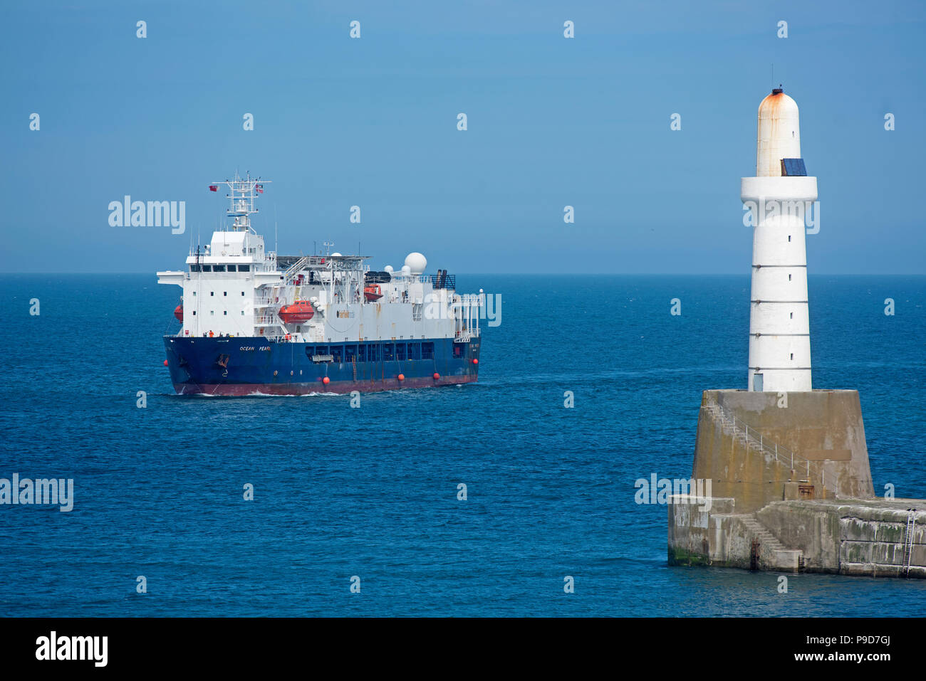 Die Ocean Pearl Forschung Umfrage Schiff nähert sich Hafen Aberdeen aus der Nordsee in Schottland. Stockfoto