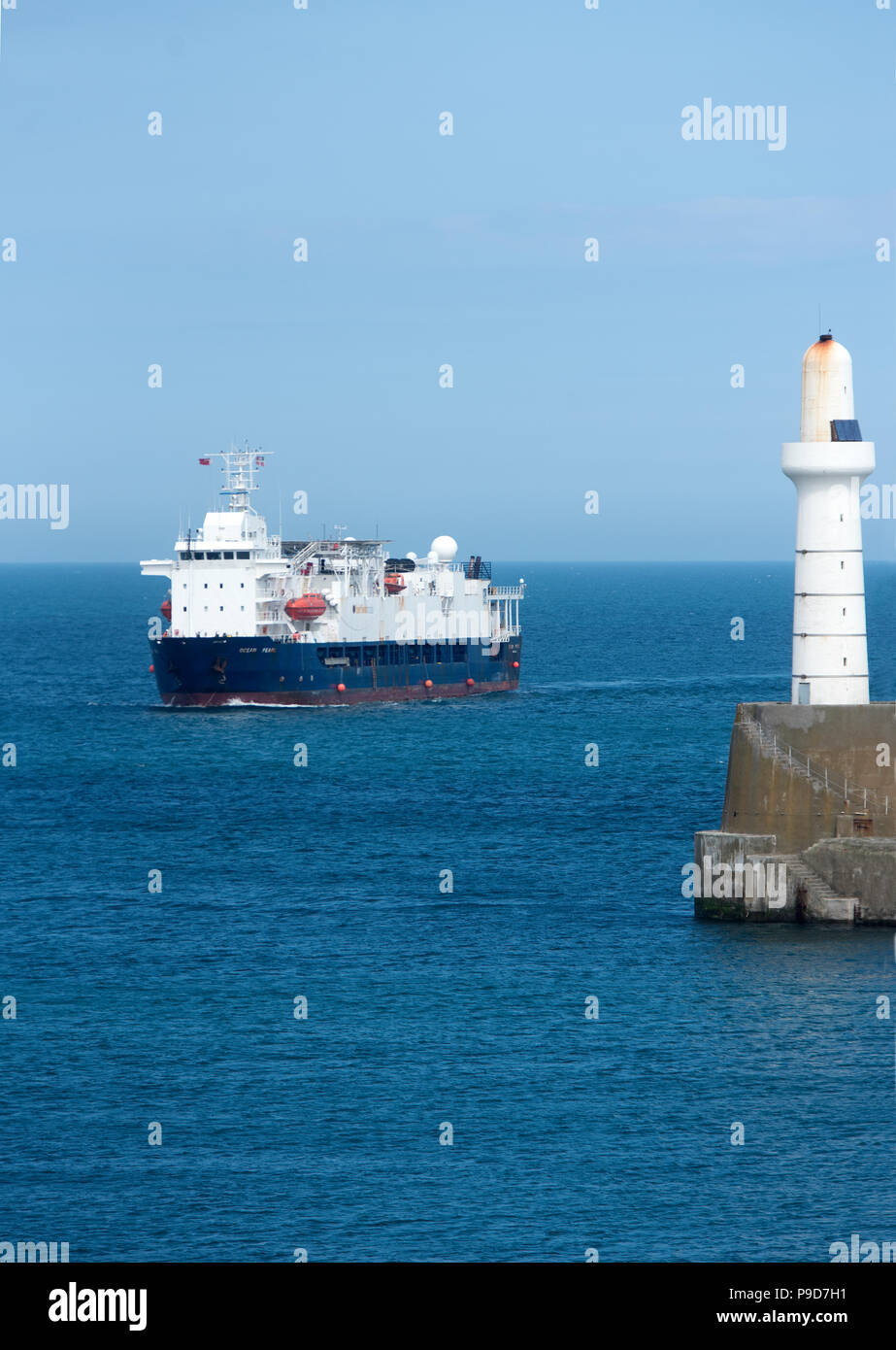Die Ocean Pearl Forschung Umfrage Schiff nähert sich Hafen Aberdeen aus der Nordsee in Schottland. Stockfoto