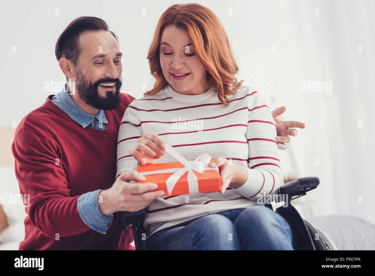 Junge behinderte Frau eine überraschung von ihrem Kollegen und lächelnd Stockfoto
