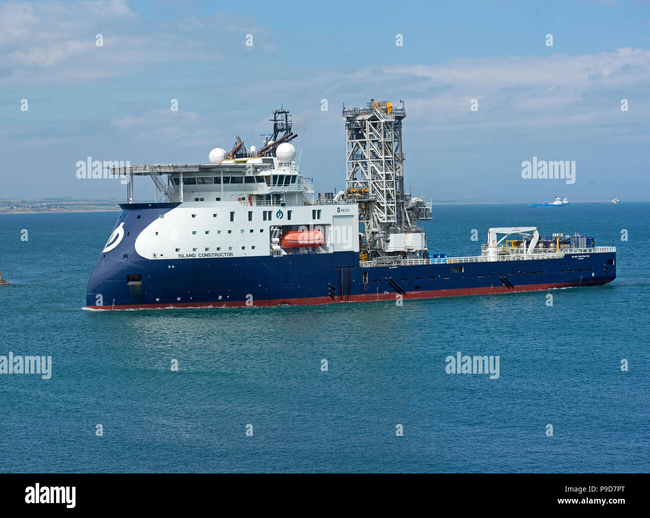 Die Offshore Nordsee Schiff Insel Konstruktor auf dem Weg nach Aberdeen Hafen her der Nordsee. Stockfoto