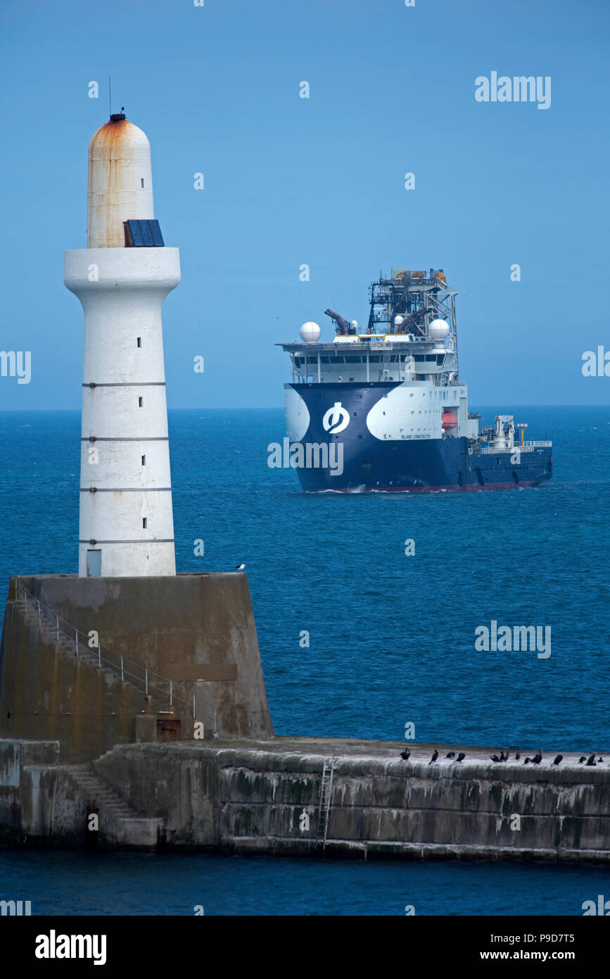 Die Offshore Nordsee Schiff Insel Konstruktor auf dem Weg nach Aberdeen Hafen her der Nordsee. Stockfoto