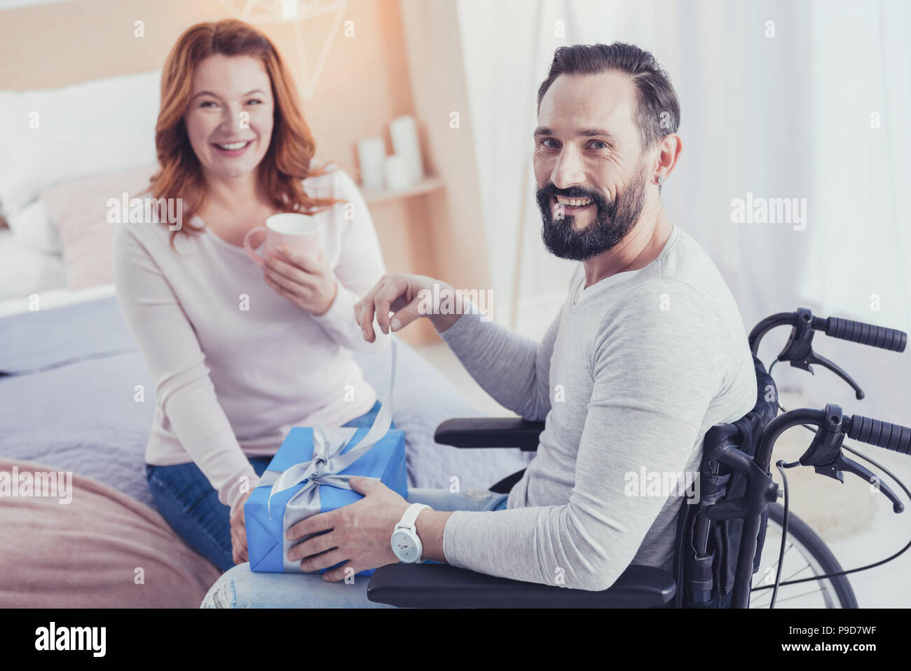 Behinderte Menschen Gefühl beeindruckt beim erhalten ein Geschenk von seinem Kollegen Stockfoto