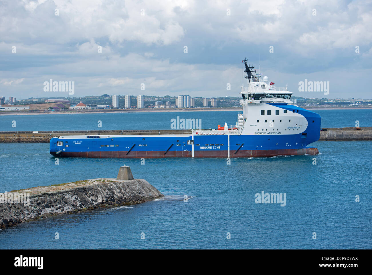 Der Nao Galaxy öl Platform Supply Schiff auf dem Fluss Dee in Aberdeen Schottland, bevor Sie den Weg über die Nordsee. Stockfoto