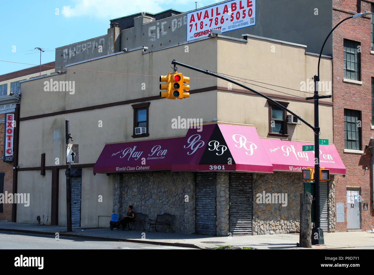 NEW YORK, NY - 26. Juni: Gentlemen's club Kabarett in einer post-industriellen Gegend der Stadt komplexen Gebäuden in Sunset Park, Brooklyn Stockfoto