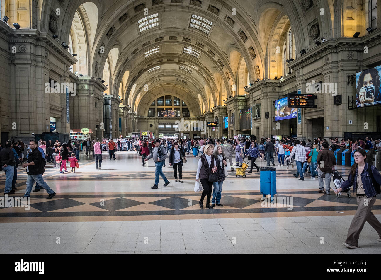 Die Plaza Constitución Bahnhof in Buenos Aires, Argentinien Stockfoto