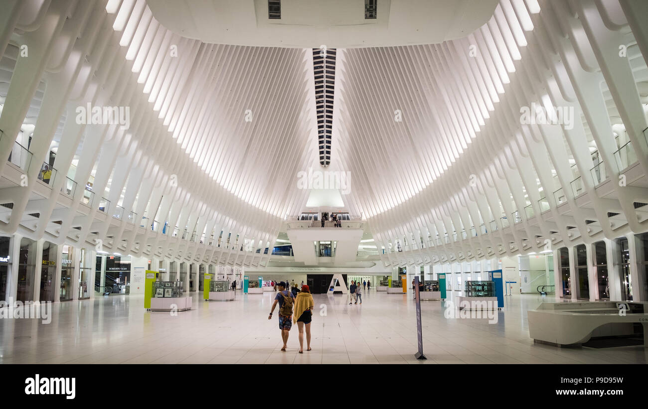 Oculus World Trade Center Verkehrsknotenpunkt Innenraum im Zwischengeschoss, Manhattan, New York, USA Stockfoto