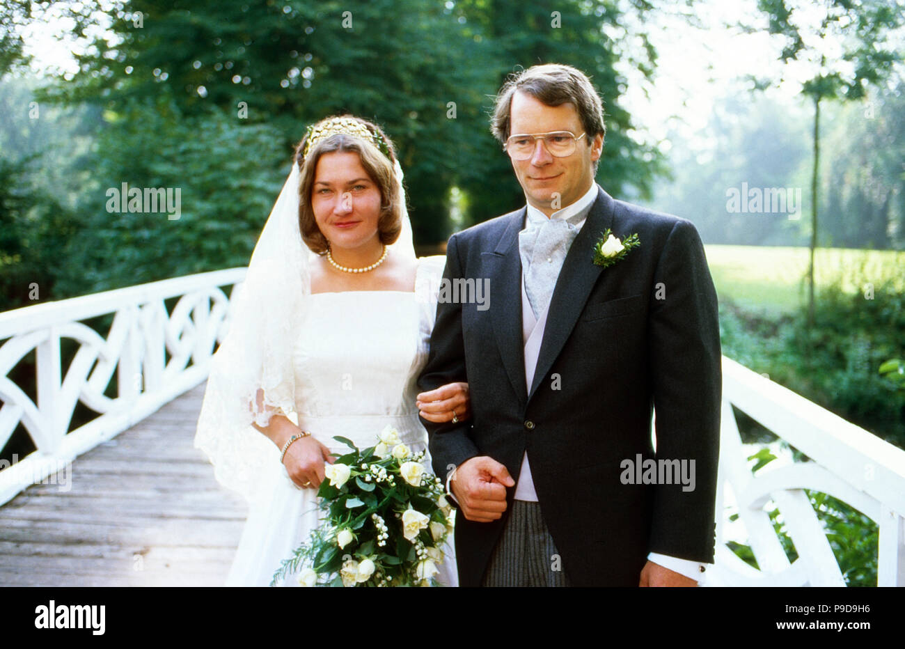 Stolzes Brautpaar: Heirat Prinz Christian Sigismund von Preußen mit Nina Gräfin von Reventlow in Gut Feucht, Deutschland 1984. Hochzeit des Christian Sigismund Prinz von Preußen und Nina Gräfin von Reventlow auf Gut Damp, Deutschland 1984. Stockfoto