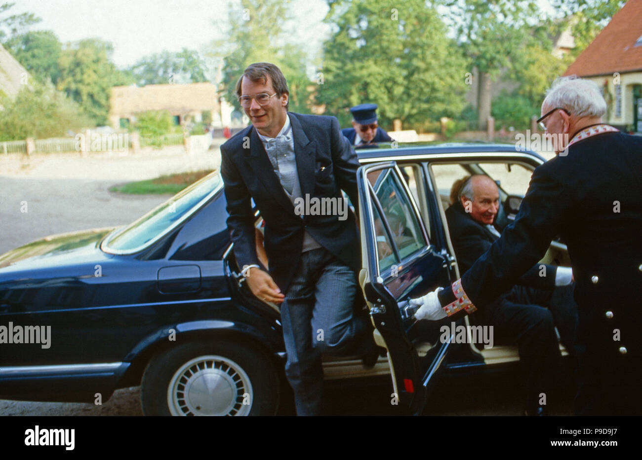 Der Bräutigam kommt angefahren: Heirat Prinz Christian Sigismund von Preußen mit Nina Gräfin von Reventlow in Gut Feucht, Deutschland 1984. Ankunft des Bräutigams an seiner Hochzeit: Christian Sigismund Prinz von Preußen und Nina Gräfin von Reventlow auf Gut Damp, Deutschland 1984. Stockfoto