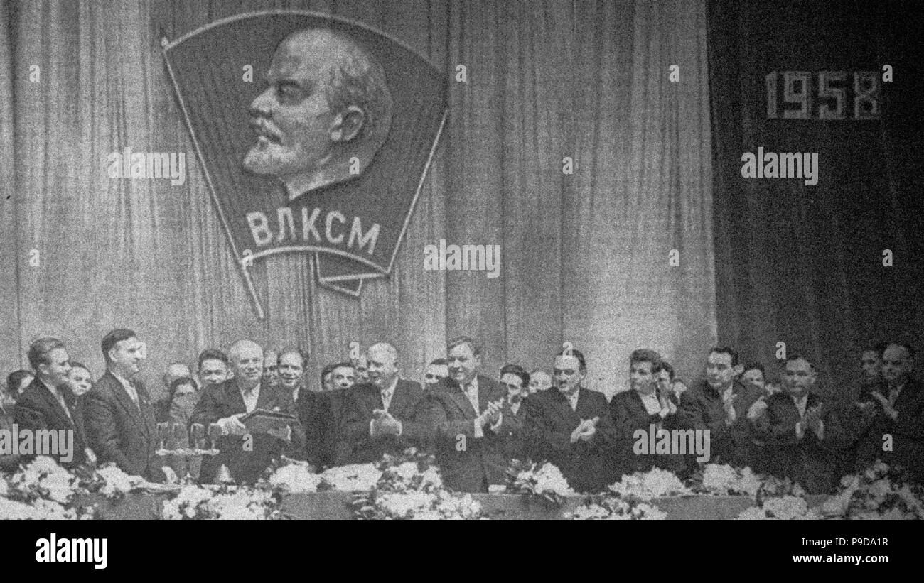 Nikita Chruschtschow auf dem Plenum des Zentralkomitees der Komsomol zu Ehren des 40. Jahrestags des Komsomol. Museum: private Sammlung. Stockfoto