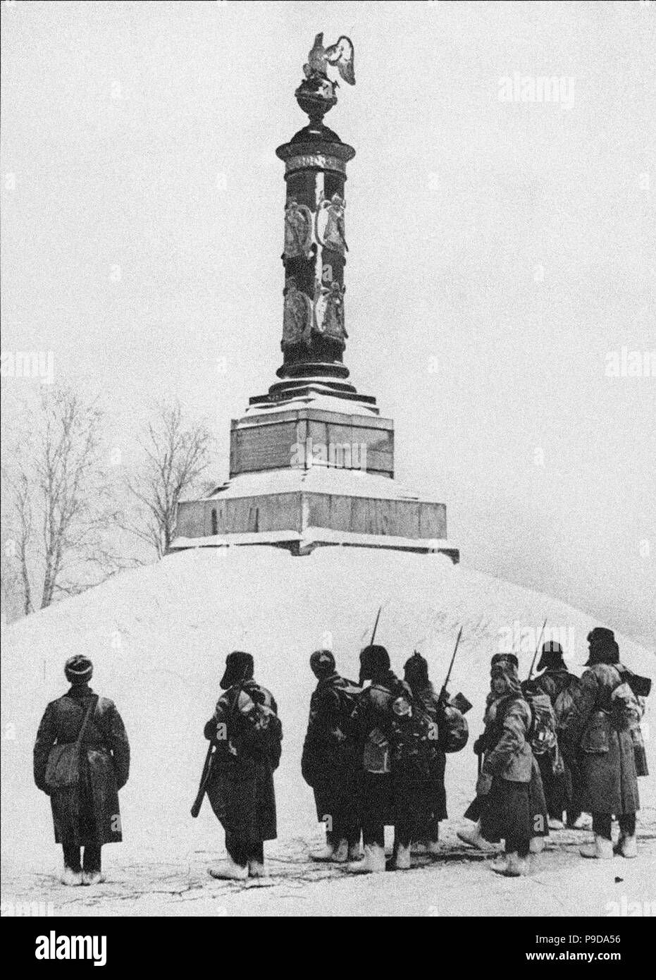 Sowjetische Soldaten am Denkmal für die Helden des Krieges von 1812 im Dorf Tarutino Region Kaluga. Dezember 1941. Museum: Staatliche Russische Film und Foto Archiv, Krasnogorsk. Stockfoto