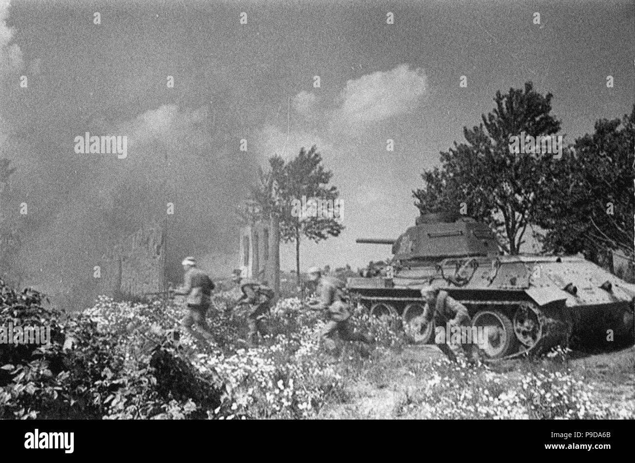 Betrieb Kutuzov. Sowjetische Truppen folgen ihre Panzer in der Nähe von Orel. Museum: Staatliche Russische Film und Foto Archiv, Krasnogorsk. Stockfoto