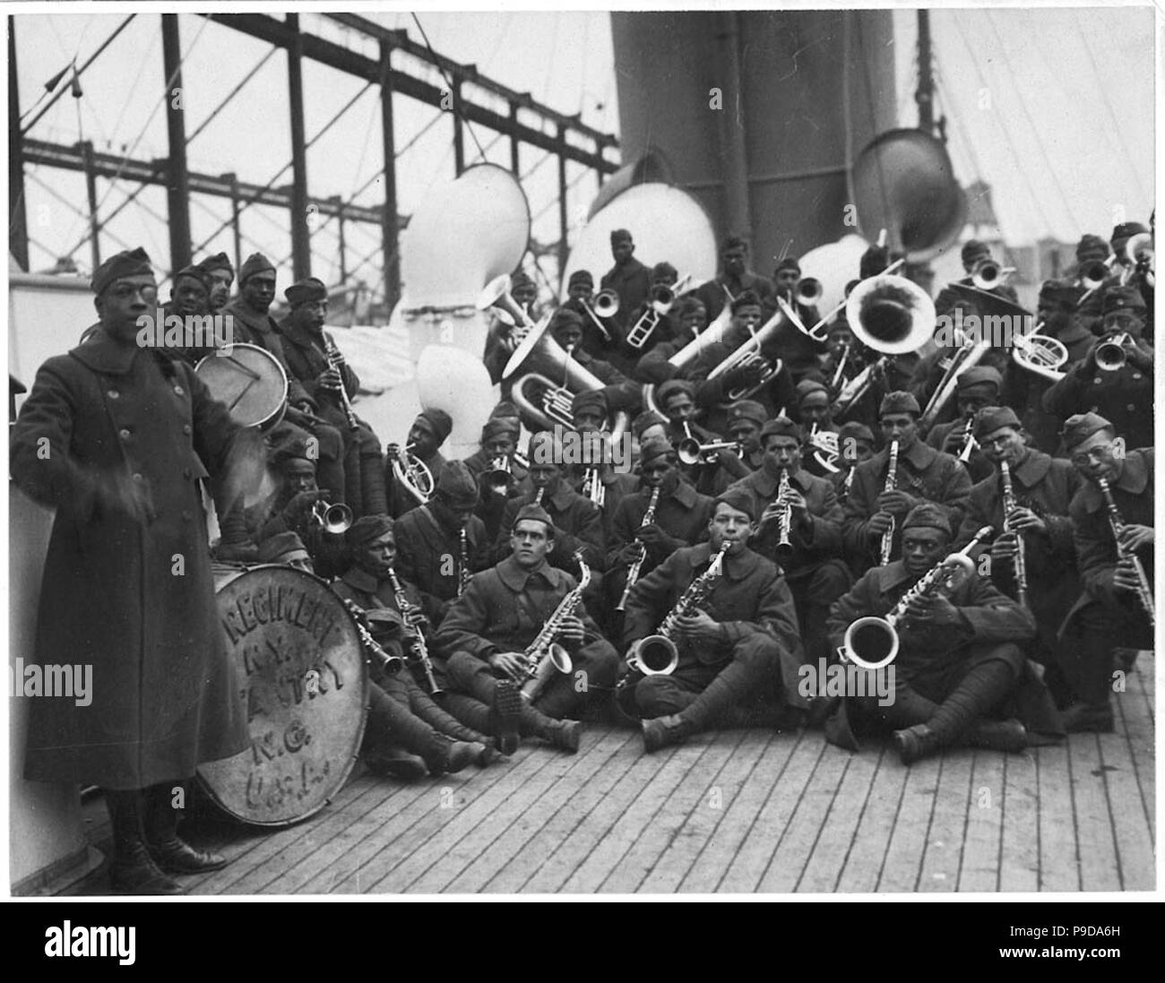 Leutnant James Reese in Europa (ganz links) mit der jazz band der 369 Infanterie Regiment, auf dem Boot, die Sie zurück bringt. Museum: private Sammlung. Stockfoto