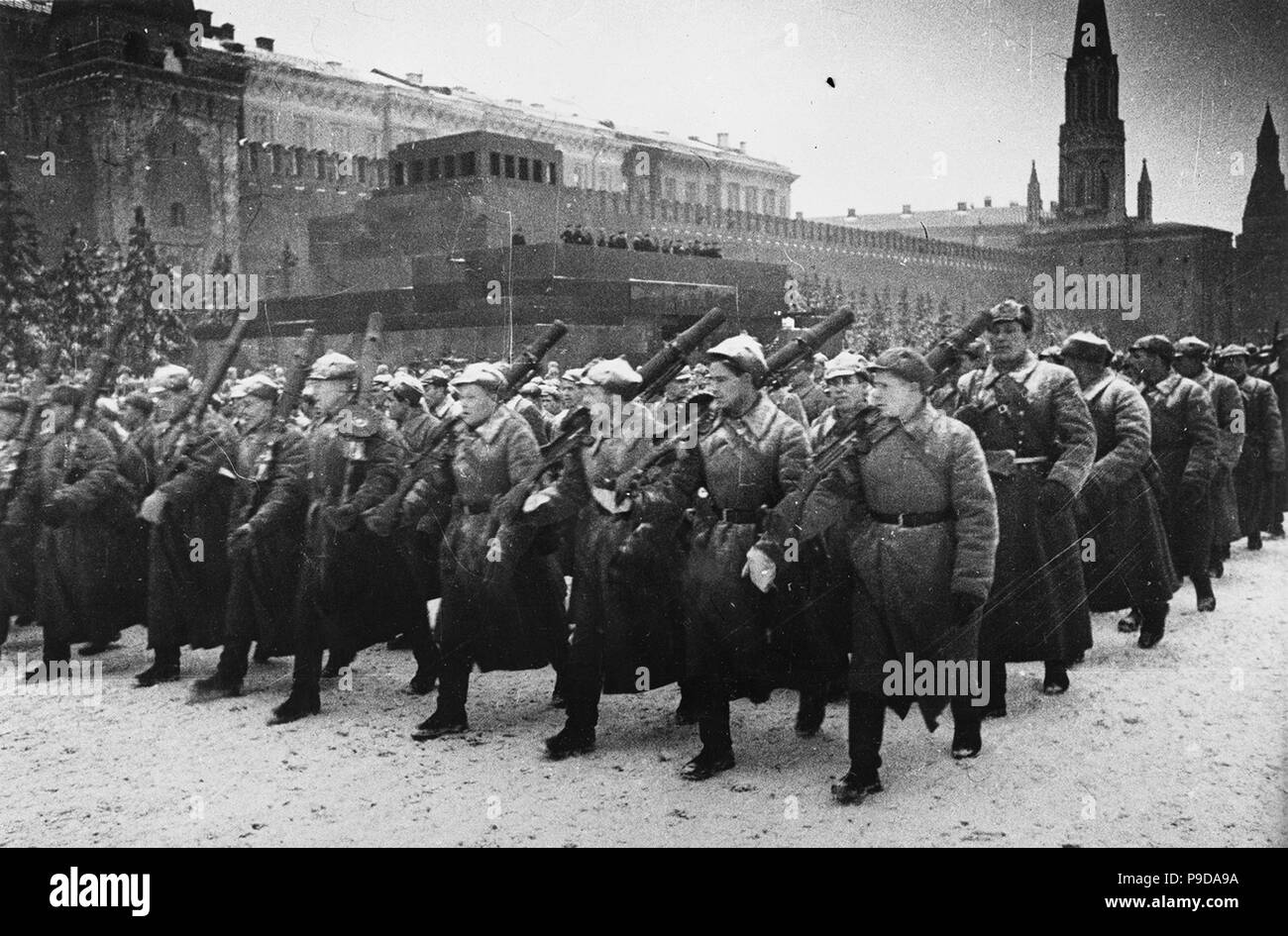 Parade auf dem Roten Platz am 7. November 1941. Museum: Moskau Foto Museum (Haus der Fotografie). Stockfoto