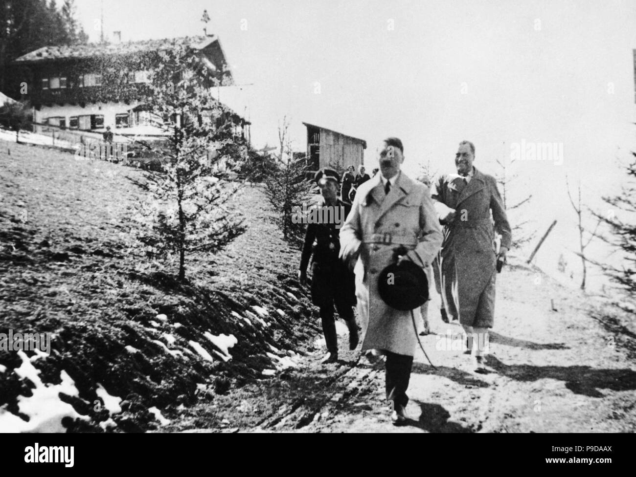 Adolf Hitler Anfang 1944 vor dem Berghof. Museum: Bayerische Staatsbibliothek, München. Stockfoto