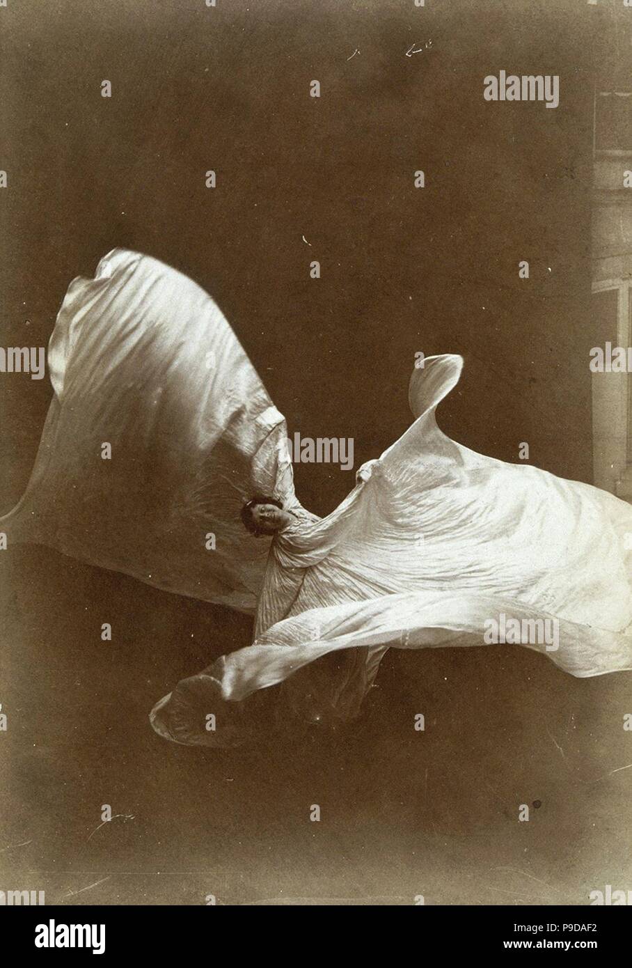 Loie Fuller in La Danse Blanche. Museum: private Sammlung. Stockfoto