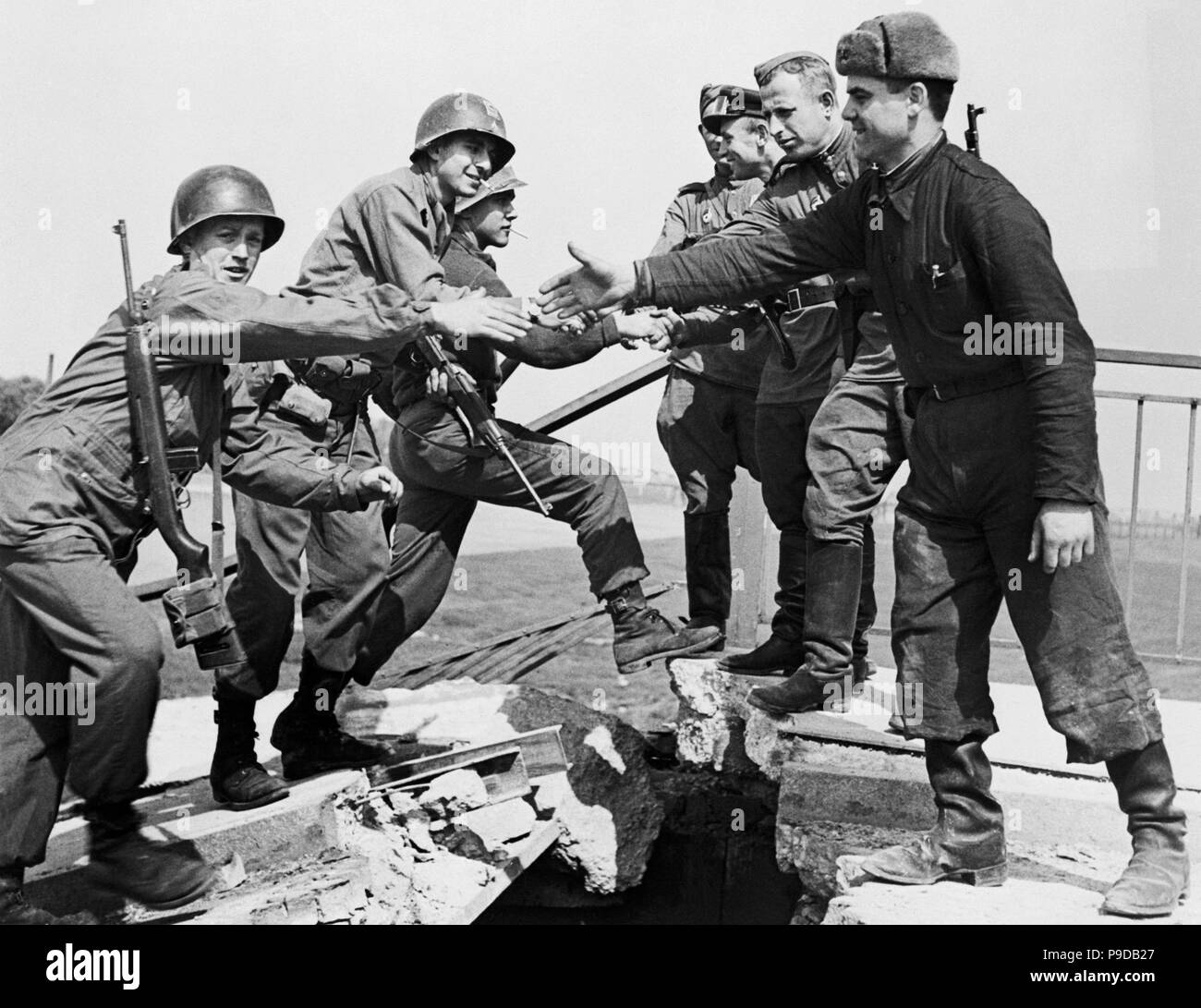 Elbe Day, 1945. Amerikanische und russische Truppen Treffen an der Elbe. Museum: Staatliche Russische Film und Foto Archiv, Krasnogorsk. Stockfoto
