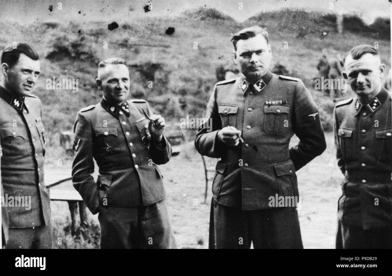 SS-Offiziere in geselliger Runde auf dem Gelände des SS-retreat Solahuette außerhalb von Auschwitz. Links: Dr. Josef Mengele. Museum: United States Holocaust Memorial Museum. Stockfoto