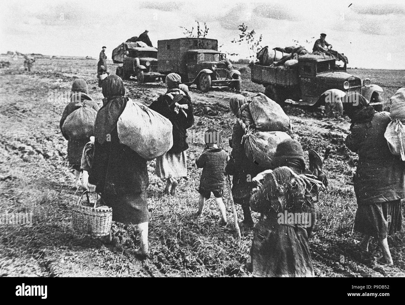 Die Bewohner der Kalinin Region zurück zu den befreiten Stadt. Museum: Staatliche Russische Film und Foto Archiv, Krasnogorsk. Stockfoto