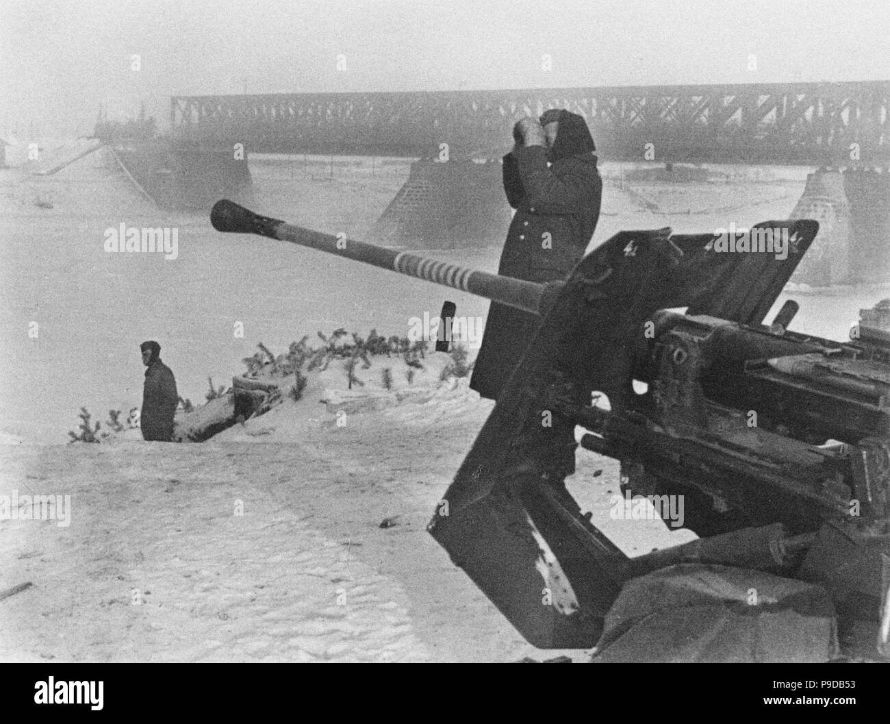 Deutsche Artillerie der Eisenbahnbrücke über die Wolga in den besetzten Stadt Kalinin. Museum: Staatliche Russische Film und Foto Archiv, Krasnogorsk. Stockfoto