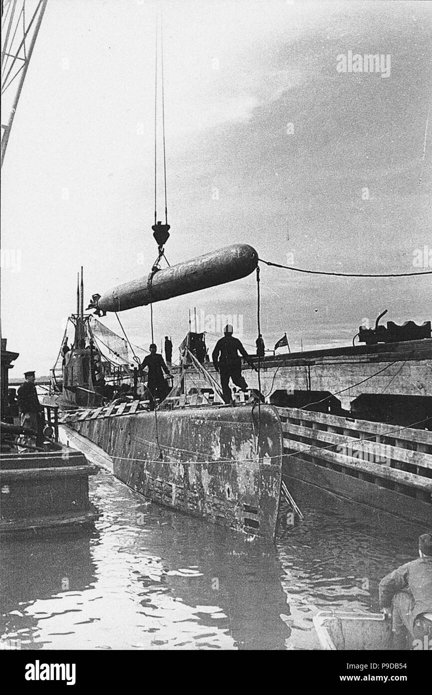 Laden von Torpedos in Shch-320 U-Boot. Kronstadt. Museum: Geschichte Museum, Kronstadt. Stockfoto