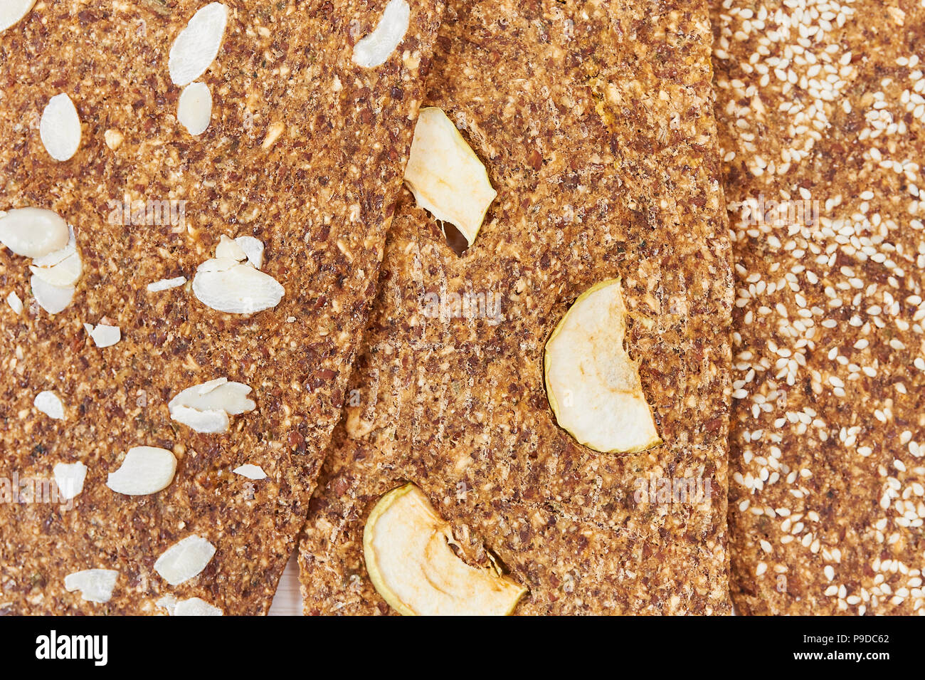 Brot mit Leinsamen und Mandeln auf einem weißen Holz- Hintergrund. Nützliche diätetische raw Brot Veganes Frühstück ohne Hefe Stockfoto