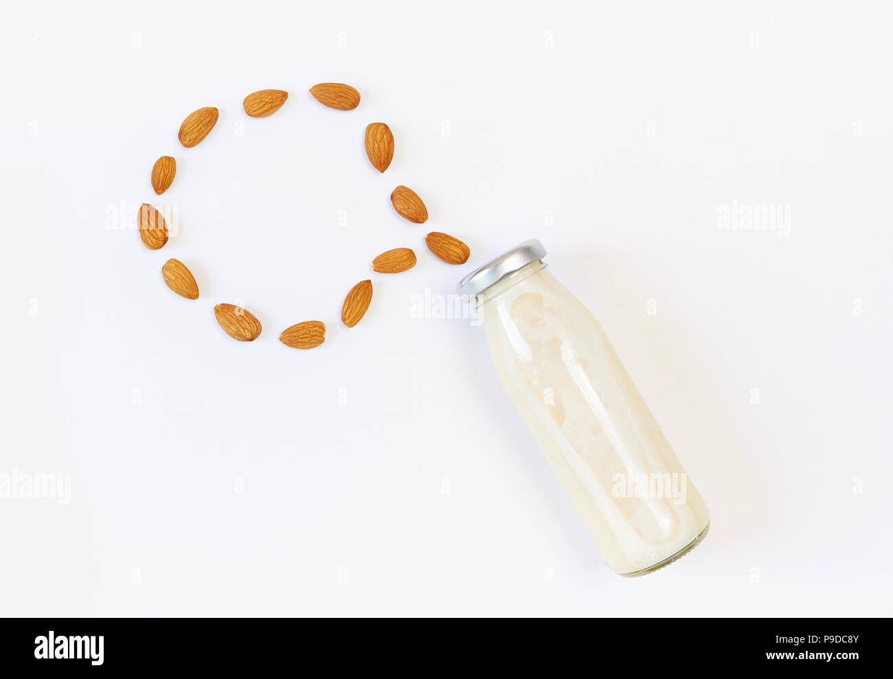 Mandelmilch und Mandel Samen über weißen Hintergrund, pflanzliche Milch, das Konzept der richtige Ernährung Rohkost vegan Stockfoto