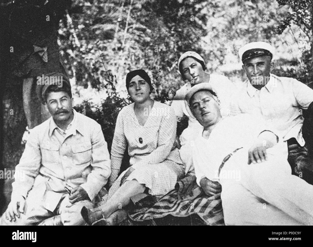 Josef Stalin, Nadeschda Alliluyeva, Kliment Woroschilow mit Frau und Avel Enukidze bei einem Picknick. Museum: private Sammlung. Stockfoto