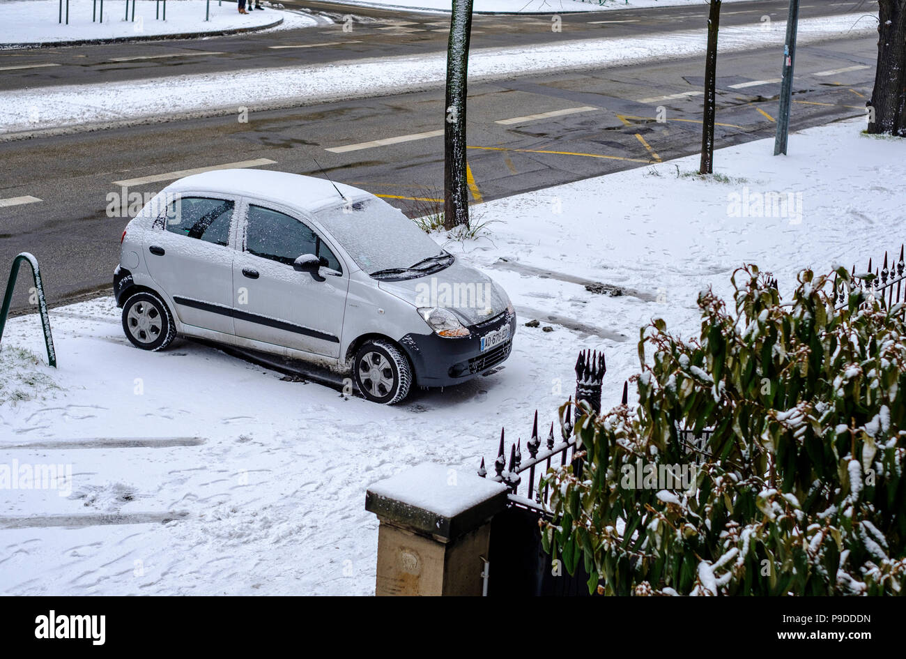 Auto auf dem Bürgersteig, Straße, Schnee, Winter, Straßburg, Elsass, Frankreich, Europa geparkt, Stockfoto