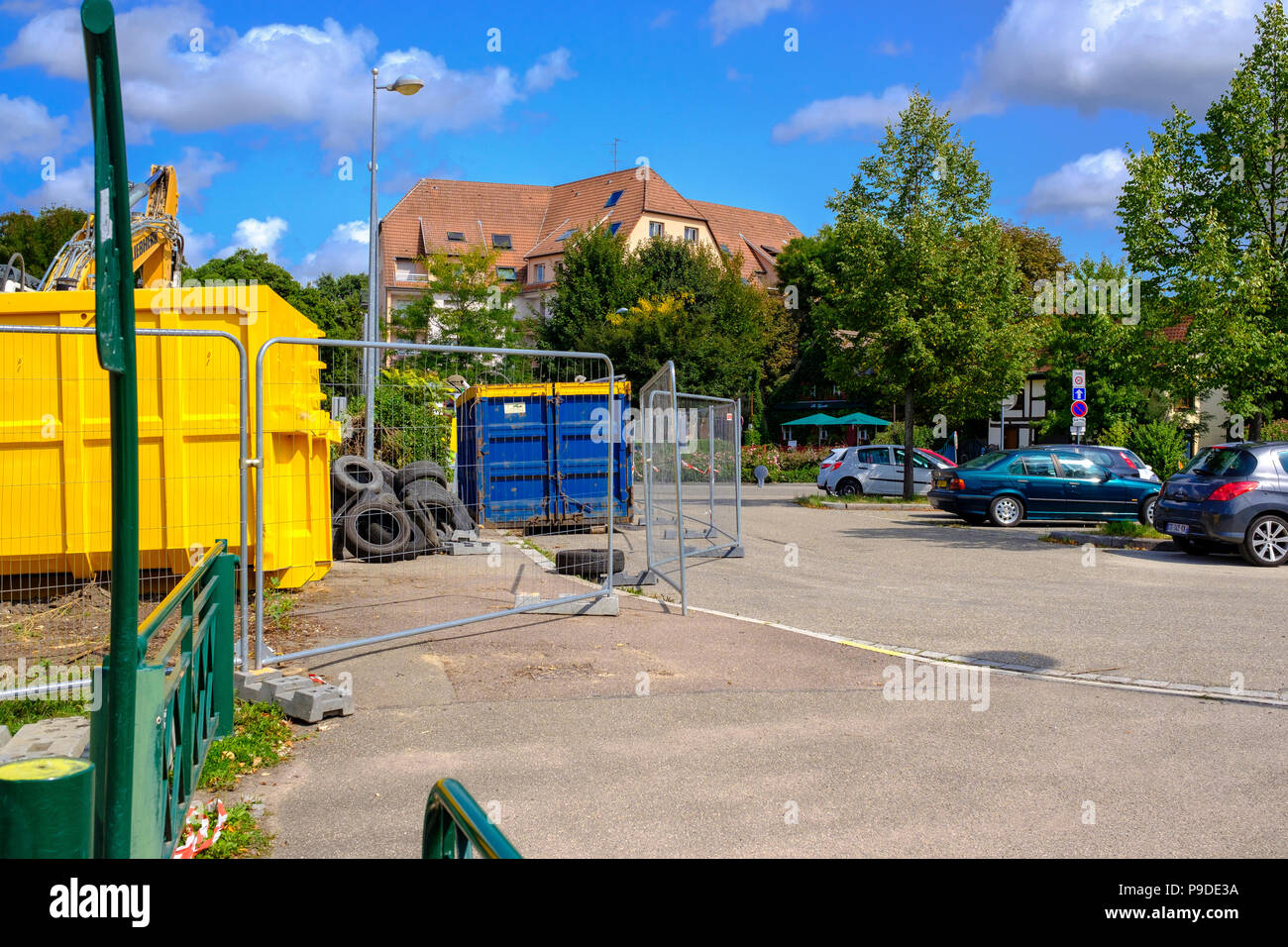 Straßburg, Container, Abbruch, geparkte Autos, Wohnhaus im Abstand, Elsass, Frankreich, Europa, Stockfoto