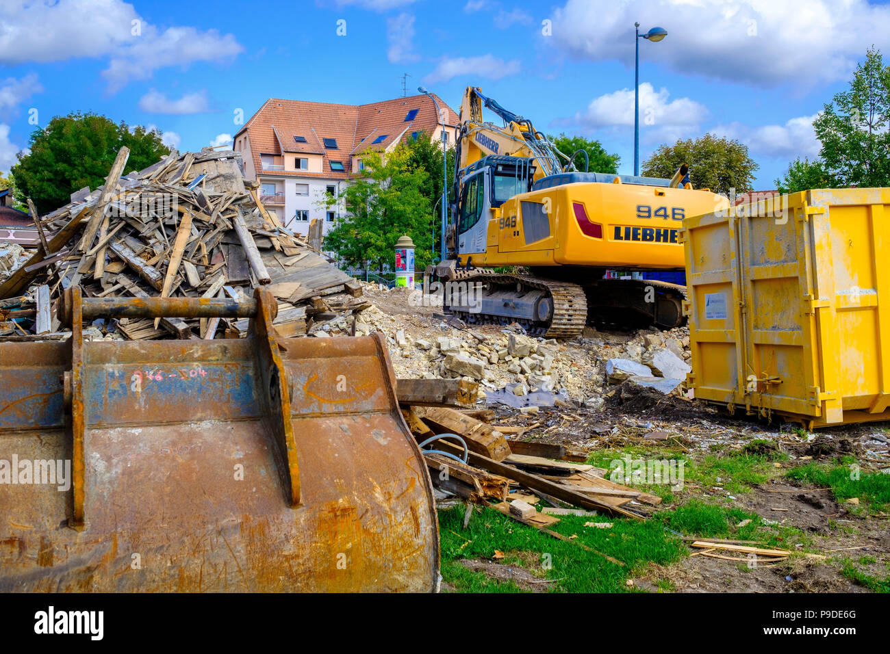 Straßburg, den Trümmern eines abgerissenen Haus, mechanische Schaufel, gelbe Container, Abbruch Zone, Elsass, Frankreich, Europa, Stockfoto