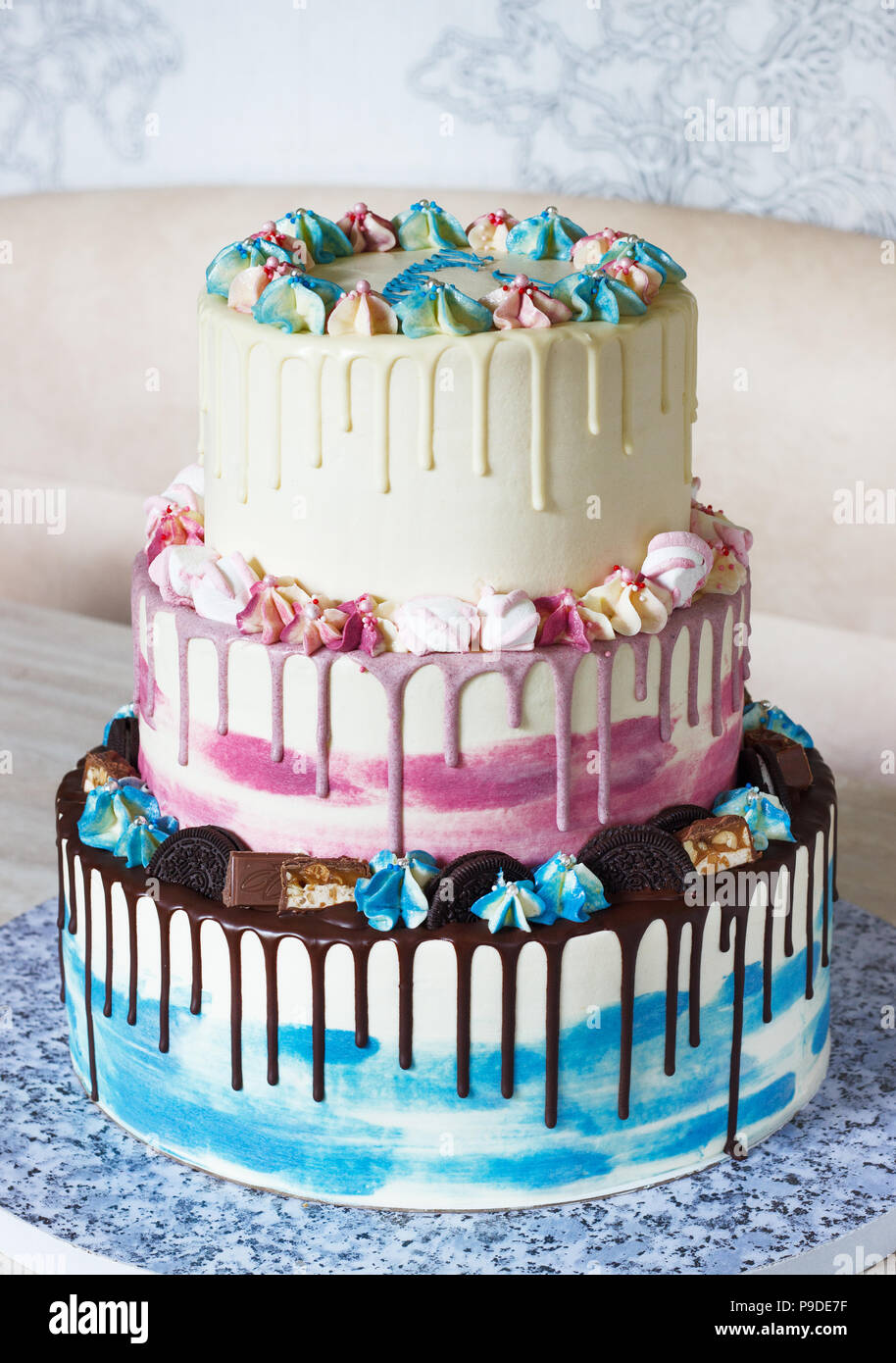 Dreistufige farbige Kuchen mit farbigen Flecken von Schokolade auf einem hellen Hintergrund. Bild für ein Menü oder ein süsswaren Katalog mit Kopie Raum Stockfoto
