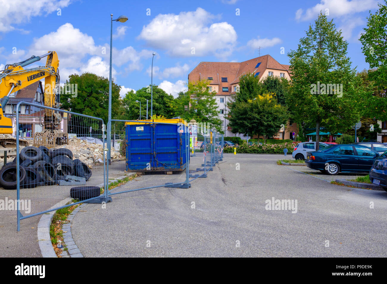 Straßburg, Container, Abbruch, geparkte Autos, Wohnhaus im Abstand, Elsass, Frankreich, Europa, Stockfoto
