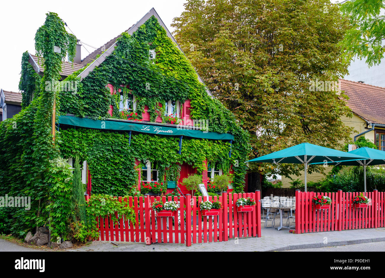 Straßburg, Restaurant La Vignette, mit Efeu bewachsene Haus, Rote Pfähle Zaun, Elsass, Frankreich, Europa, Stockfoto