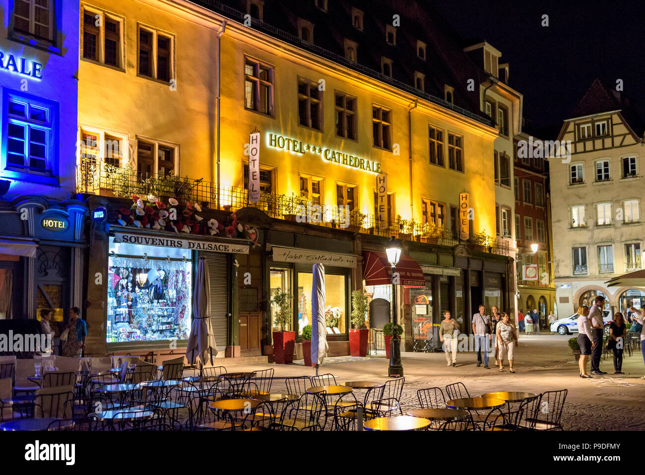 Straßburg, Hotel de la Cathédrale Gebäude, Menschen, Nacht, Elsass, Frankreich, Europa, Stockfoto