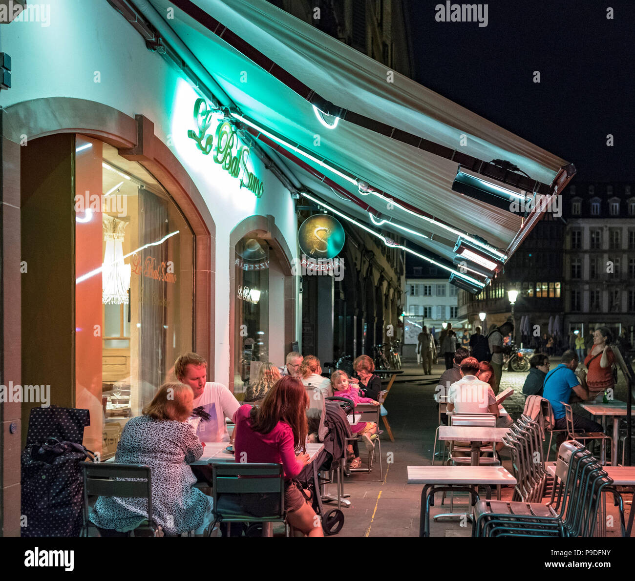 Straßburg, Menschen Dining im Al Fresco Café Terrasse, Kathedrale, Nacht, Elsass, Frankreich, Europa, Stockfoto