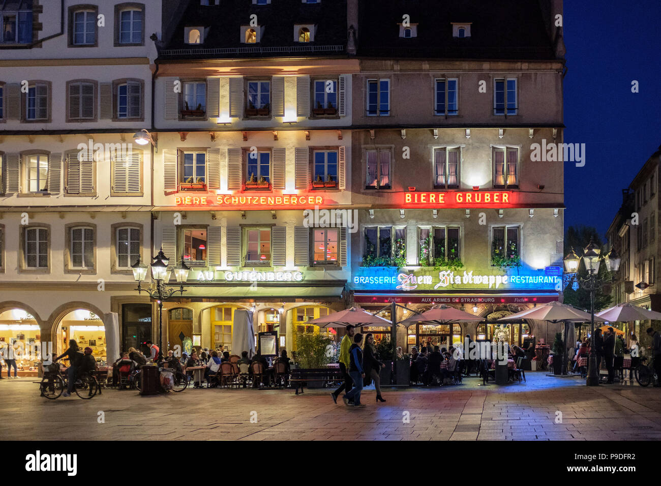 Straßburg, Alfresco Restaurants mit Terrassen, Place Gutenberg Platz, Nacht, Elsass, Frankreich, Europa, Stockfoto