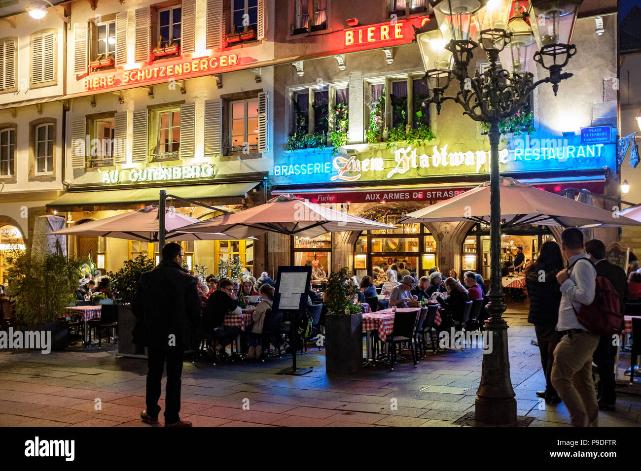 Straßburg, Alfresco Restaurants mit Terrassen, Place Gutenberg Platz, Nacht, Elsass, Frankreich, Europa, Stockfoto