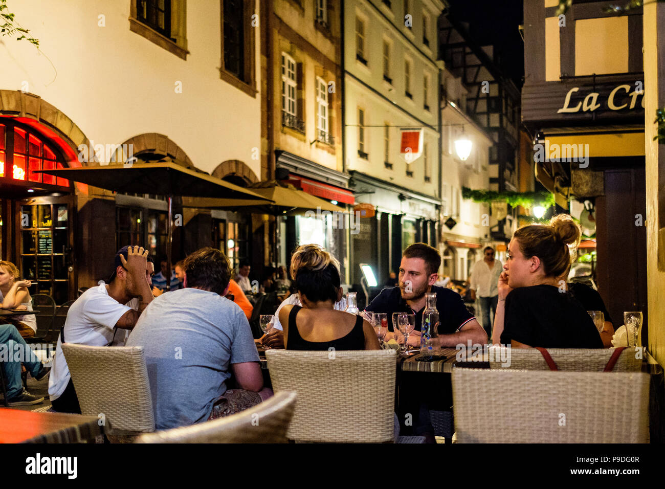Straßburg, Menschen im Café Terrasse, Nacht, Elsass, Frankreich, Europa, Stockfoto
