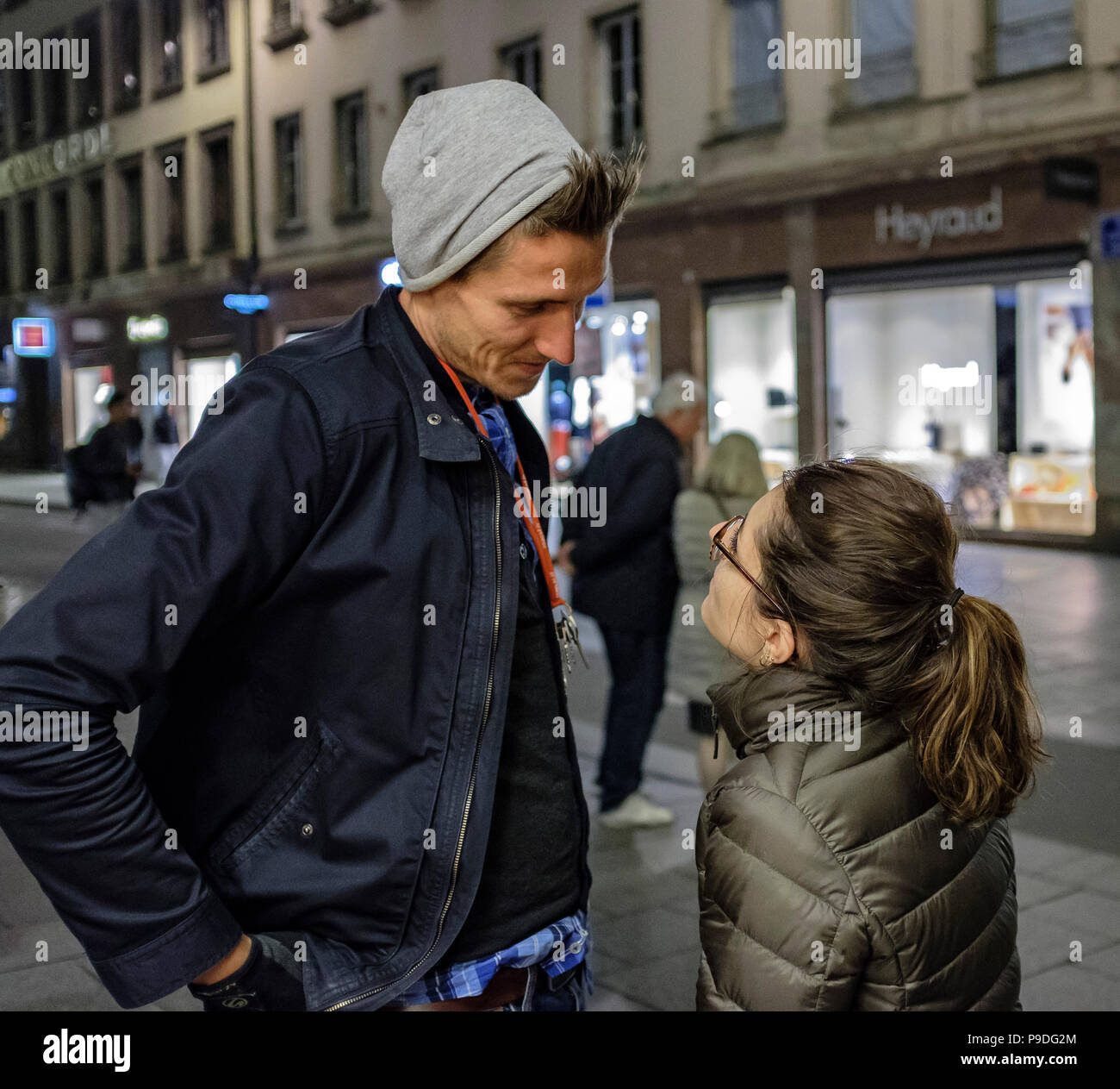 Straßburg, junges Paar chatten, Nacht, Elsass, Frankreich, Europa, Stockfoto