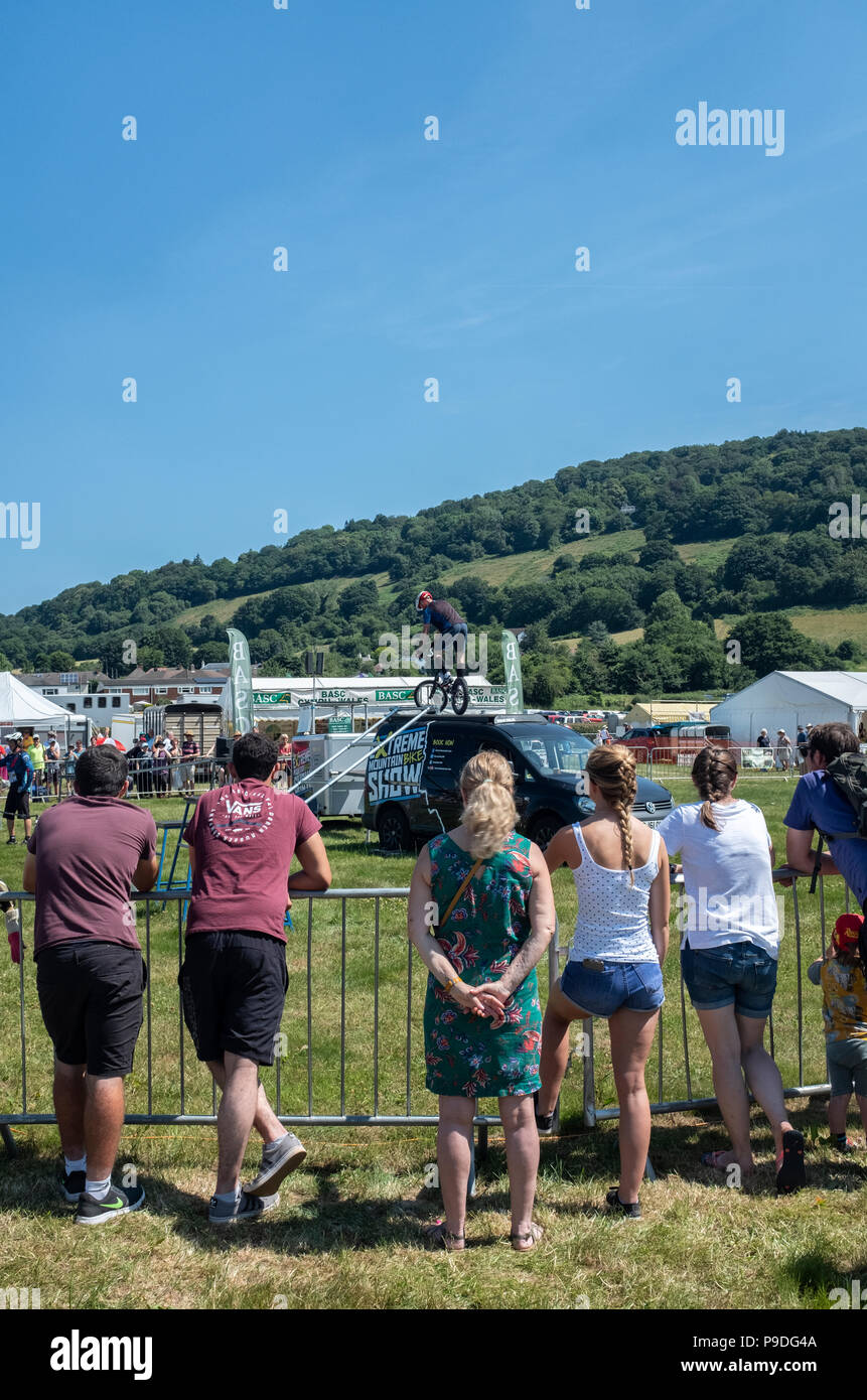 Zuschauer, die eine extreme Mountainbiking Demonstration an Monmouthshire zeigen, Juli 2018. Stockfoto