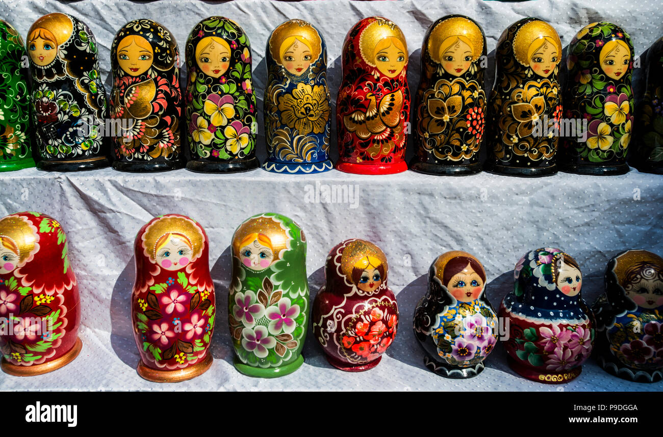 Traditionelle Matrioshka Puppen in einem Markt, Russland Stockfoto