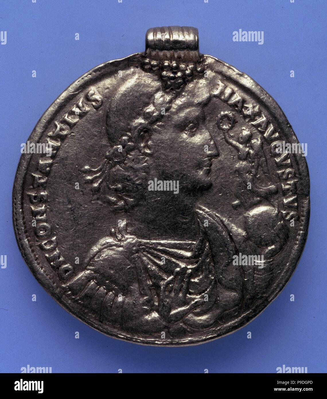 Solidus des Kaisers Konstantin II (Vorderseite: Constantius II. zum Caesar). Museum: Staatliche Eremitage, St. Petersburg. Stockfoto
