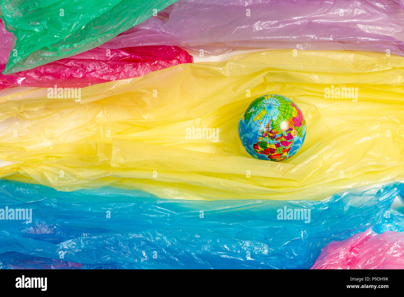 Kleine Welt zwischen einem Haufen von Plastiktüten. Kunststoff übermäßige Verwendung problem Konzept. Stockfoto