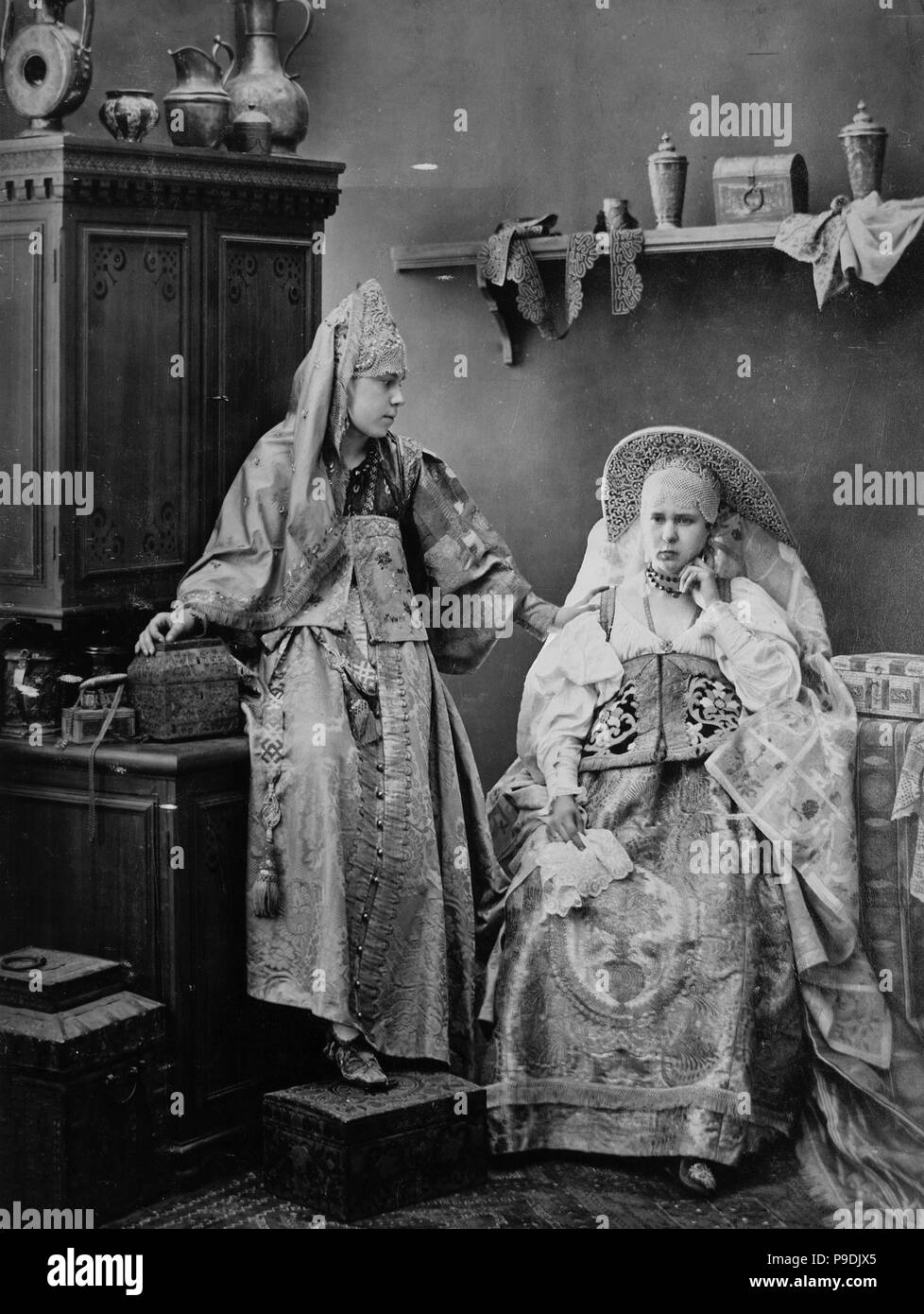 Mädchen in einem Russischen Kleid. Museum: Museum der Fotografie Geschichte, Nischni Nowgorod. Stockfoto