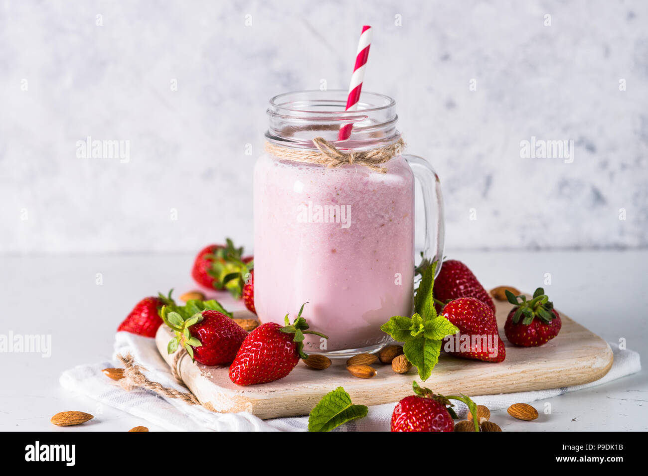 Erdbeer Milchshake oder Smoothie in Mason jar. Ernährung Bioprodukte. Stockfoto