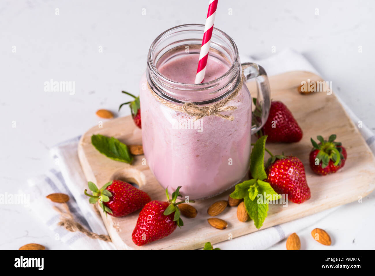 Erdbeer Milchshake oder Smoothie in Mason jar. Ernährung Bioprodukte. Stockfoto