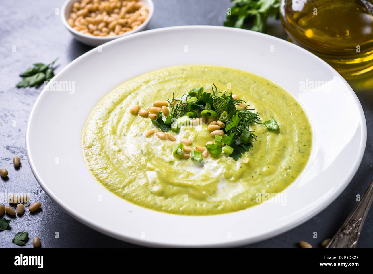 Zucchini Creme Suppe mit Kräutern und Sahne. Diät essen, fleischlose Gerichte. Stockfoto