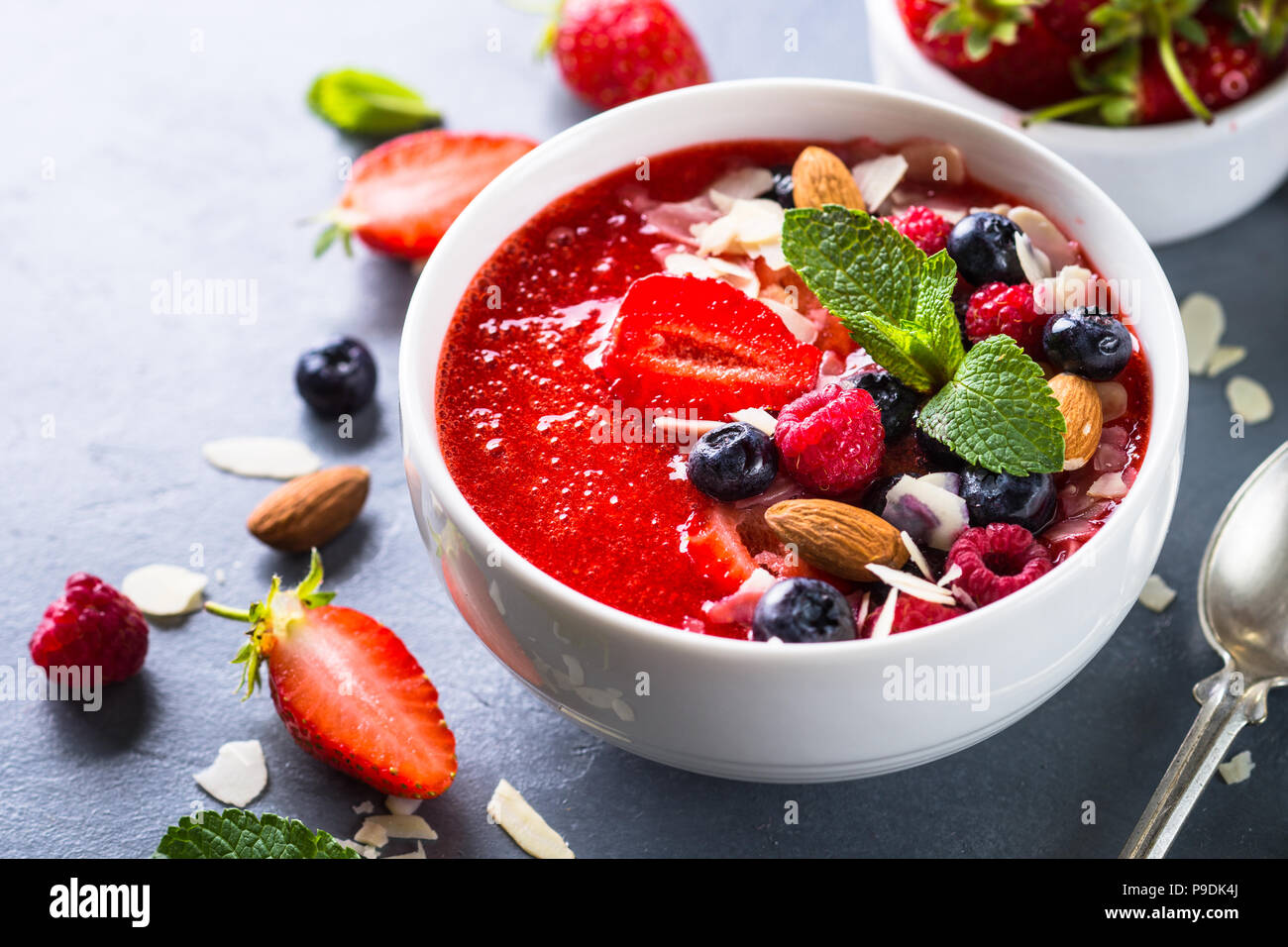 Strawberry Smoothie Schale mit frischen Beeren und Nüssen. Close Up. Stockfoto