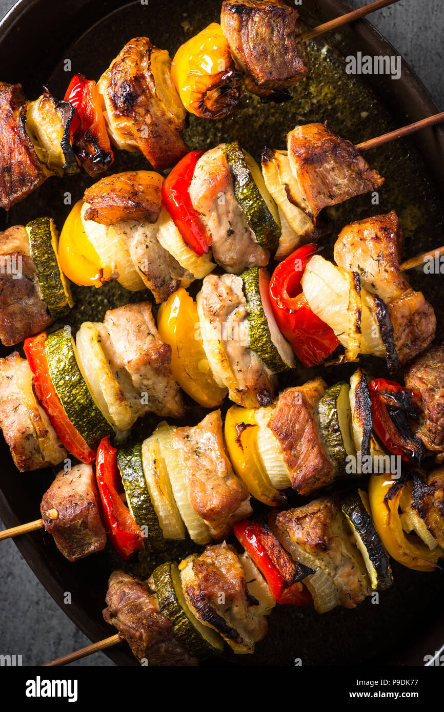 Gegrillte Shish Kebab oder Schaschlik mit Gemüse auf Spieße. Grill  Fleischgericht. Close Up Stockfotografie - Alamy